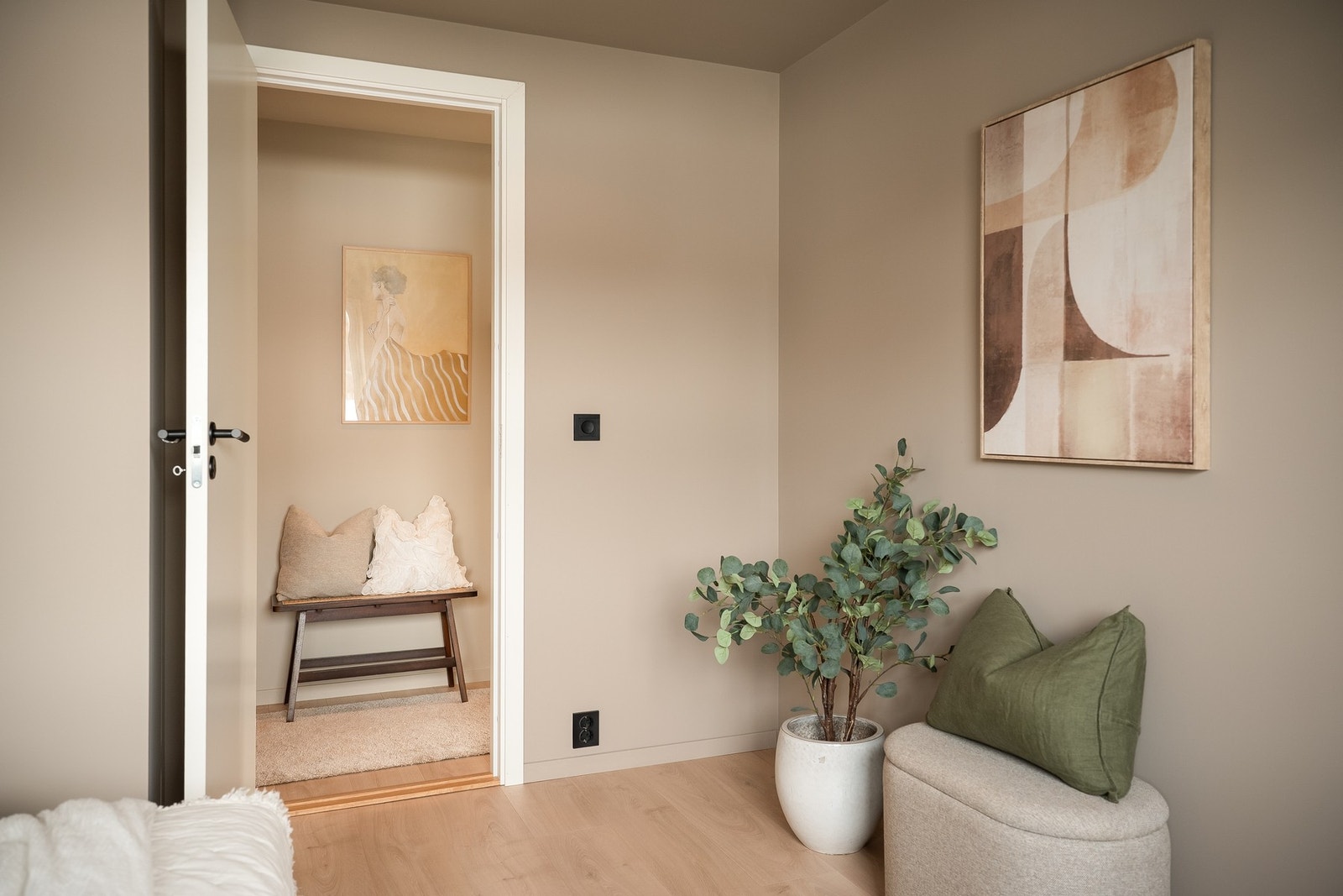 Pent og innbydende soverom med gode innredningsmuligheter. Galleribilde