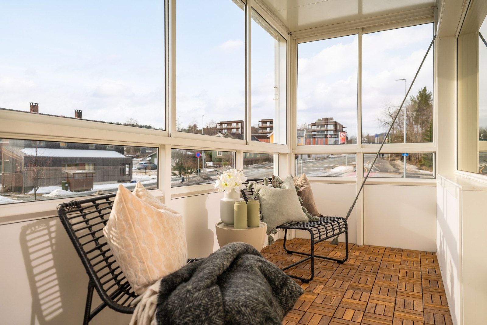 Innglasset balkong med mulighet for å åpne opp. Her har man god plass til utemøbler. Galleribilde