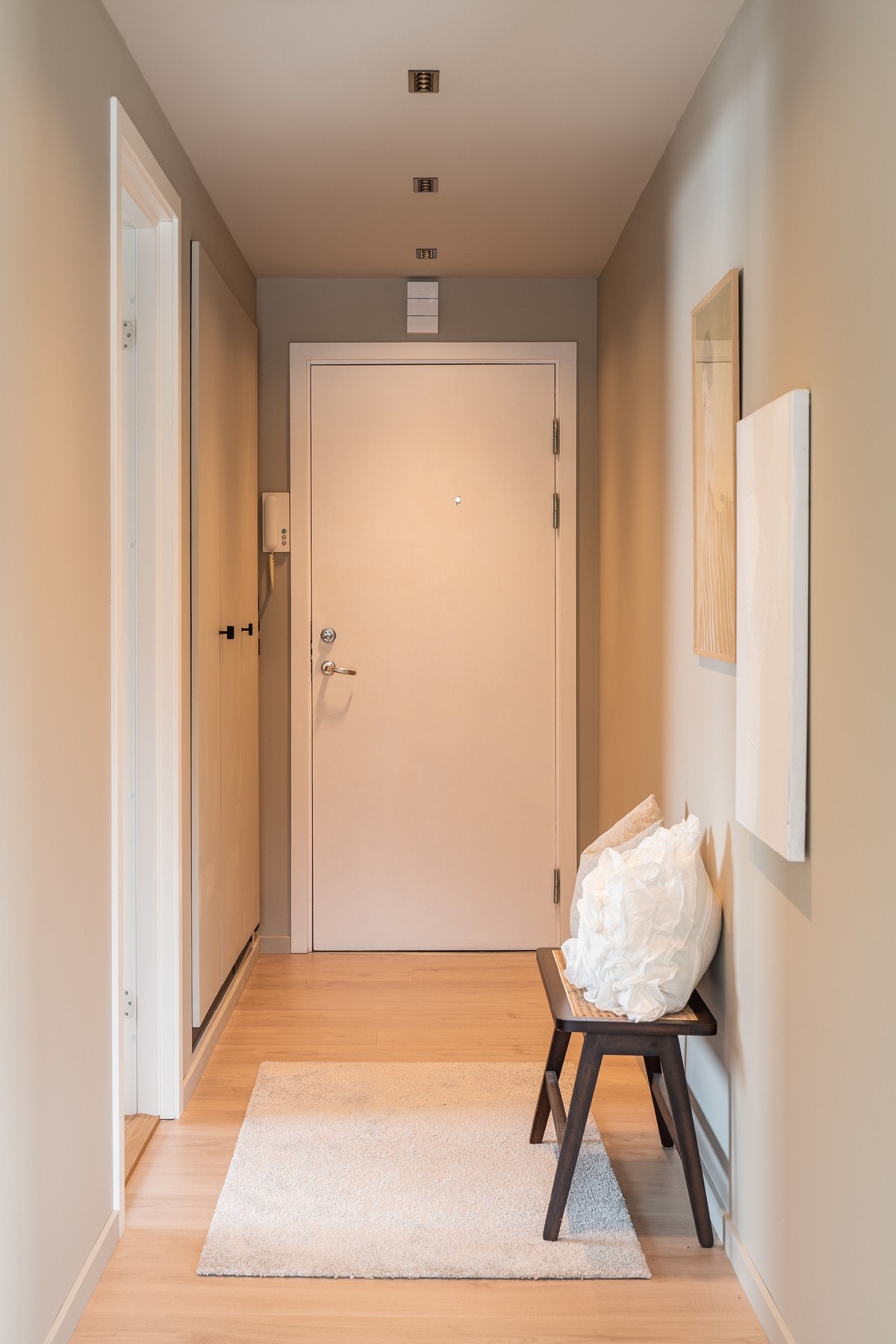 Entré med innebygd garderobeskap, gulvvarme og smartstyrt hovedbryter. Galleribilde