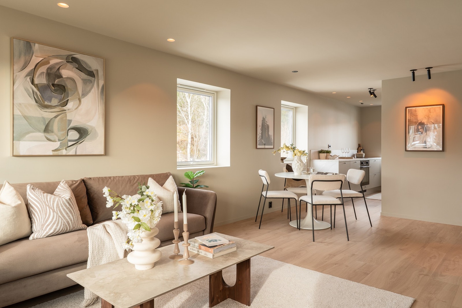 Som følge av endeplassering har man ekstra vindu som slipper til rikelig med naturlig dagslys. Galleribilde