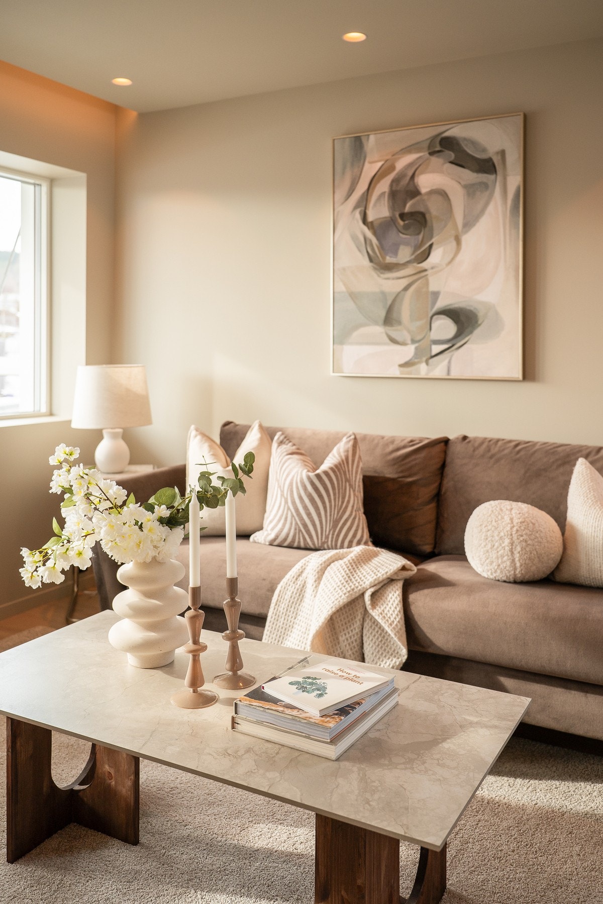 Gjennomgående for leiligheten er slette veggflater i gips og tidsrikrige fargevalg. Galleribilde