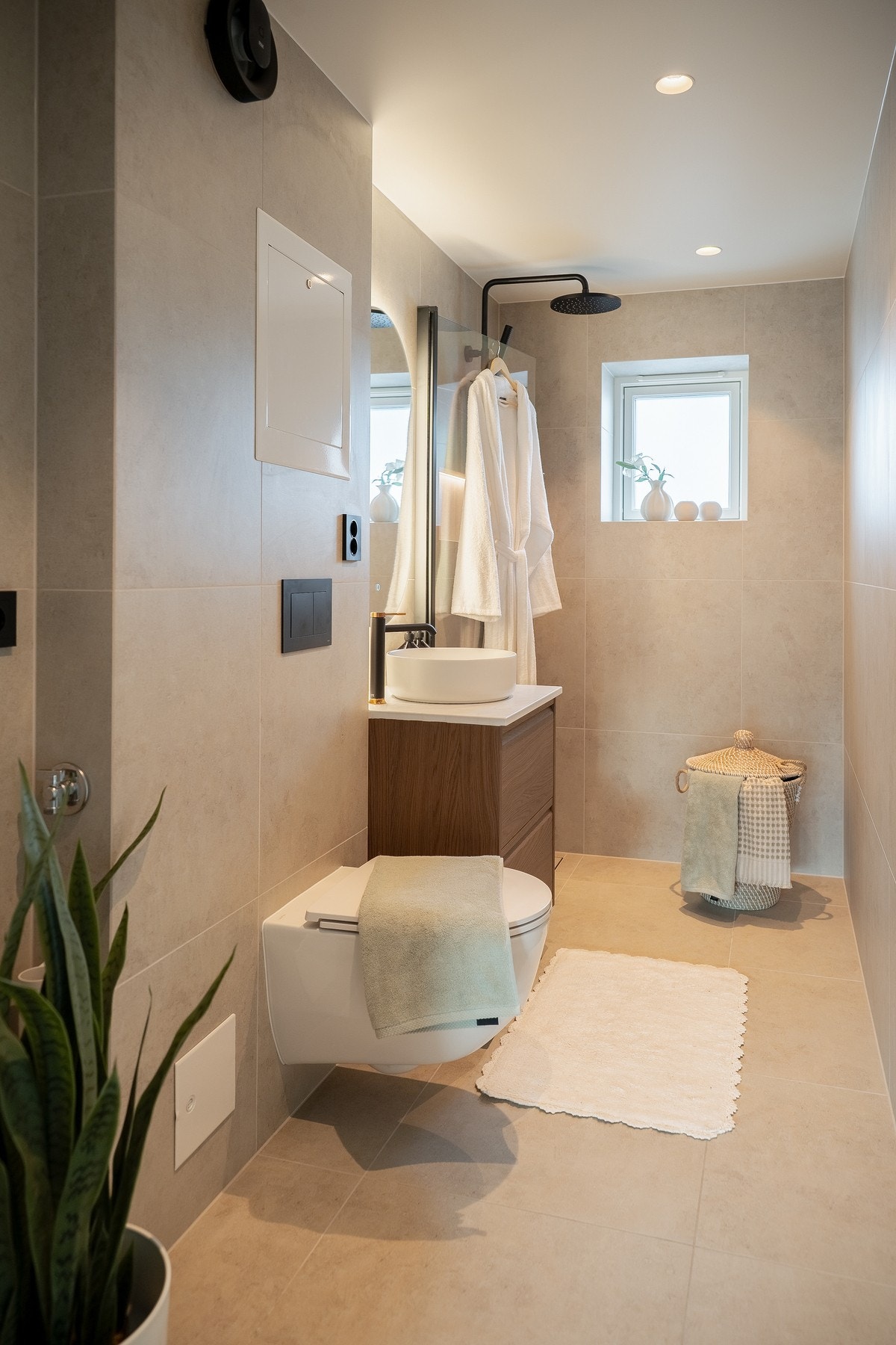 Lekkert, nyoppusset bad fra 2026 med opplegg for vaskemaskin. Galleribilde