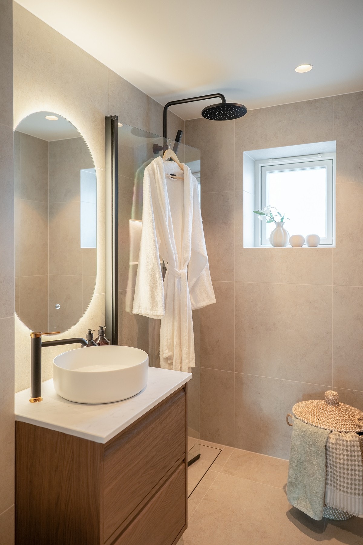 Baderommet er utstyrt med varme i gulvet, noe som medfører en lun og behagelig atmosfære. Galleribilde