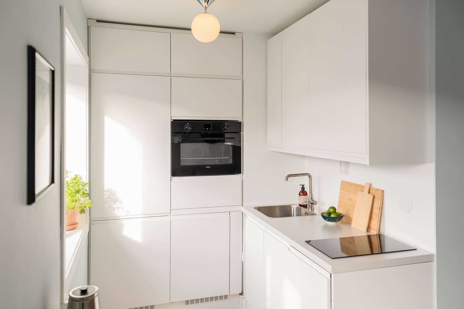 Kjøkkenet har integrerte hvitevarer, bl.a. kombinert kjøle- og fryseskap, oppvaskmaskin, stekeovn, koketopp og ventilator. Galleribilde