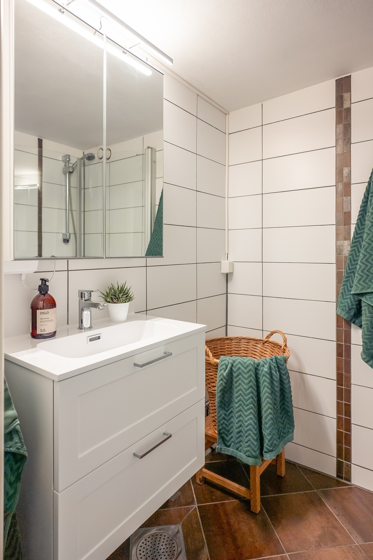 Leiligheten har et flott flislagt bad med bl.a. gulvvarme, opplegg for vaskemaskin, innfellbart dusjhjørne, toalett og innredning. Galleribilde