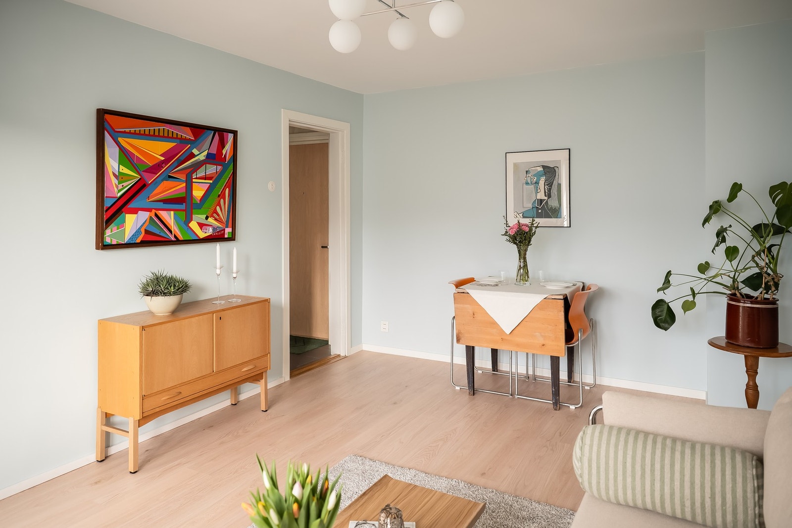 Stuen fremstår som lys og trivelig med gode møbleringsmuligheter. Galleribilde