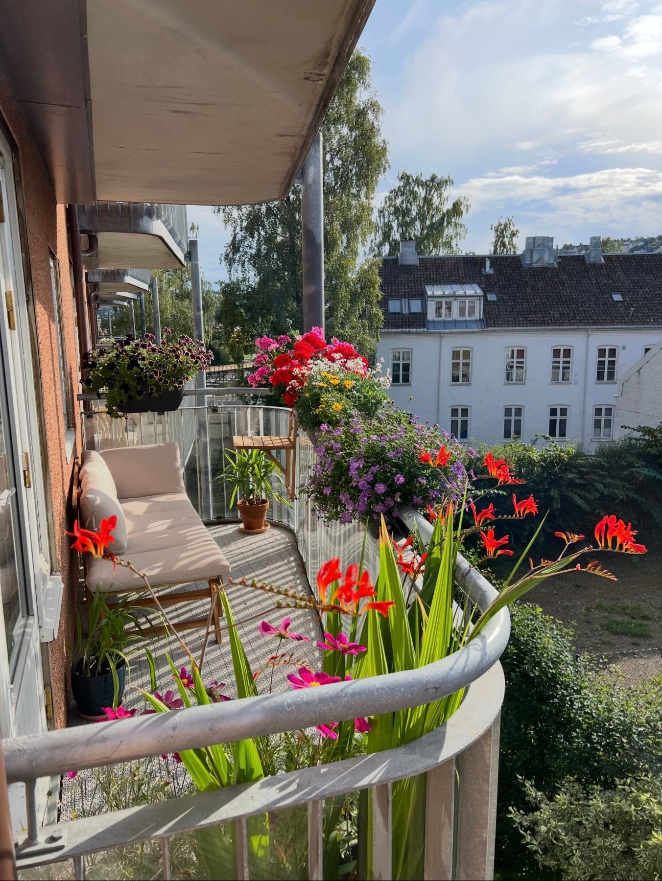 Stemningsbilde fra balkong på sommerstid. Galleribilde