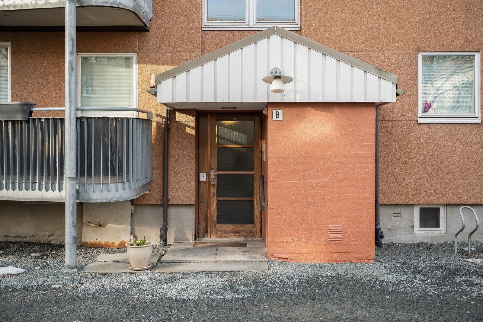 Utenfor bygget er det muligheter for å få leid parkeringsplass (venteliste). I tillegg disponerer boligaksjeselskapet biloppstillingsplass for gjester, samt gode muligheter for sykkelparkering. Det er for øvrig boligsoneparkering i området. Galleribilde