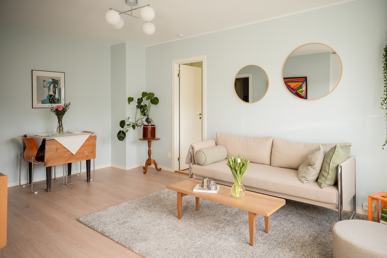 God plass for en hyggelig spiseplass i tillegg til sofa på stue. Galleribilde