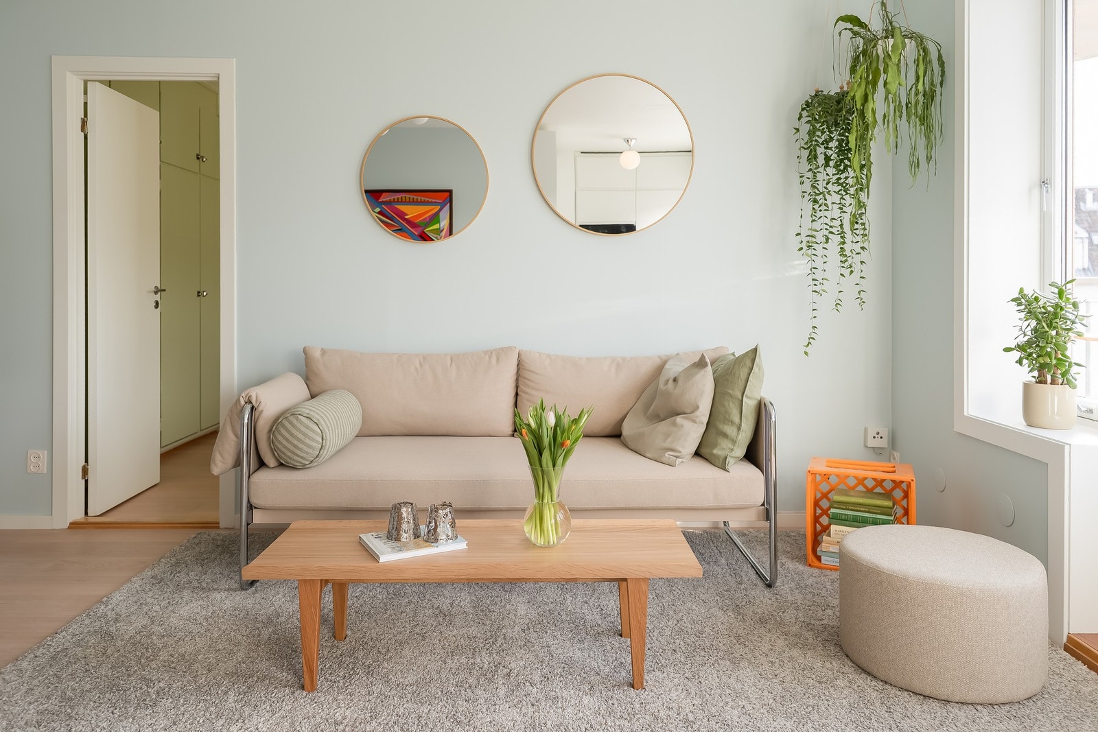 Lys og romslig stue med god plass til sofakrok. Det ble pusset opp i perioden 2025/2026 med nye overflater og nytt gulv. Galleribilde