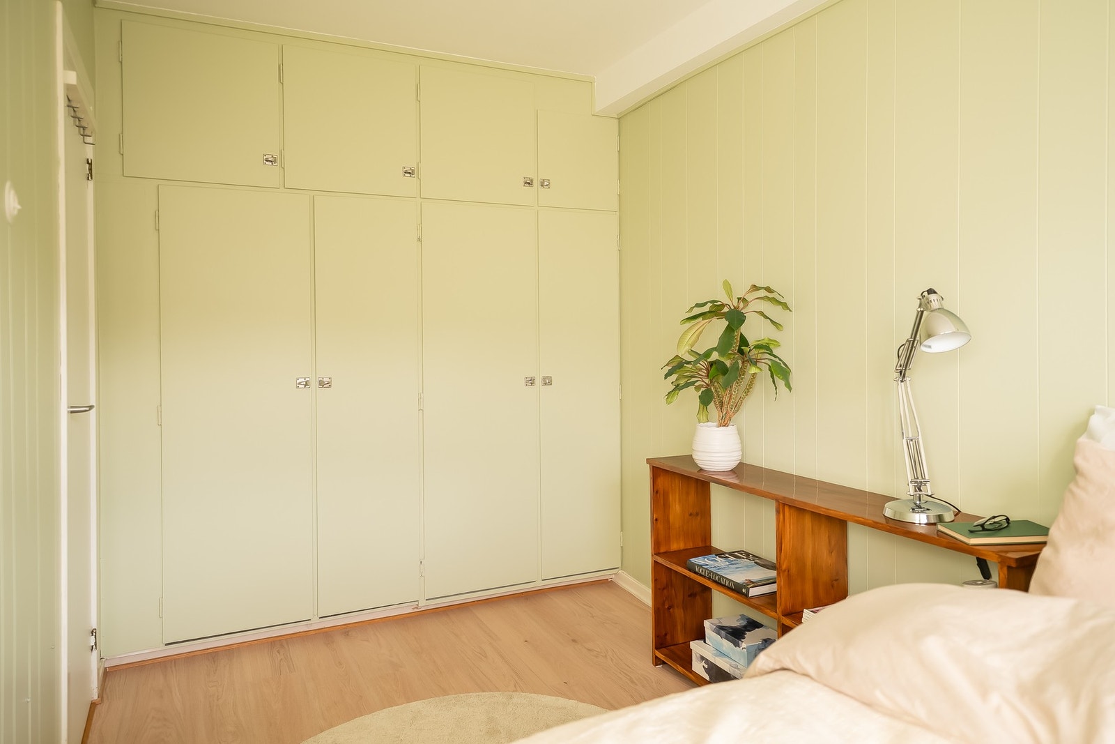 Romslig garderobeløsning med rikelig oppbevaringsplass. Det er også plass til skrivebord på soverommet. Galleribilde