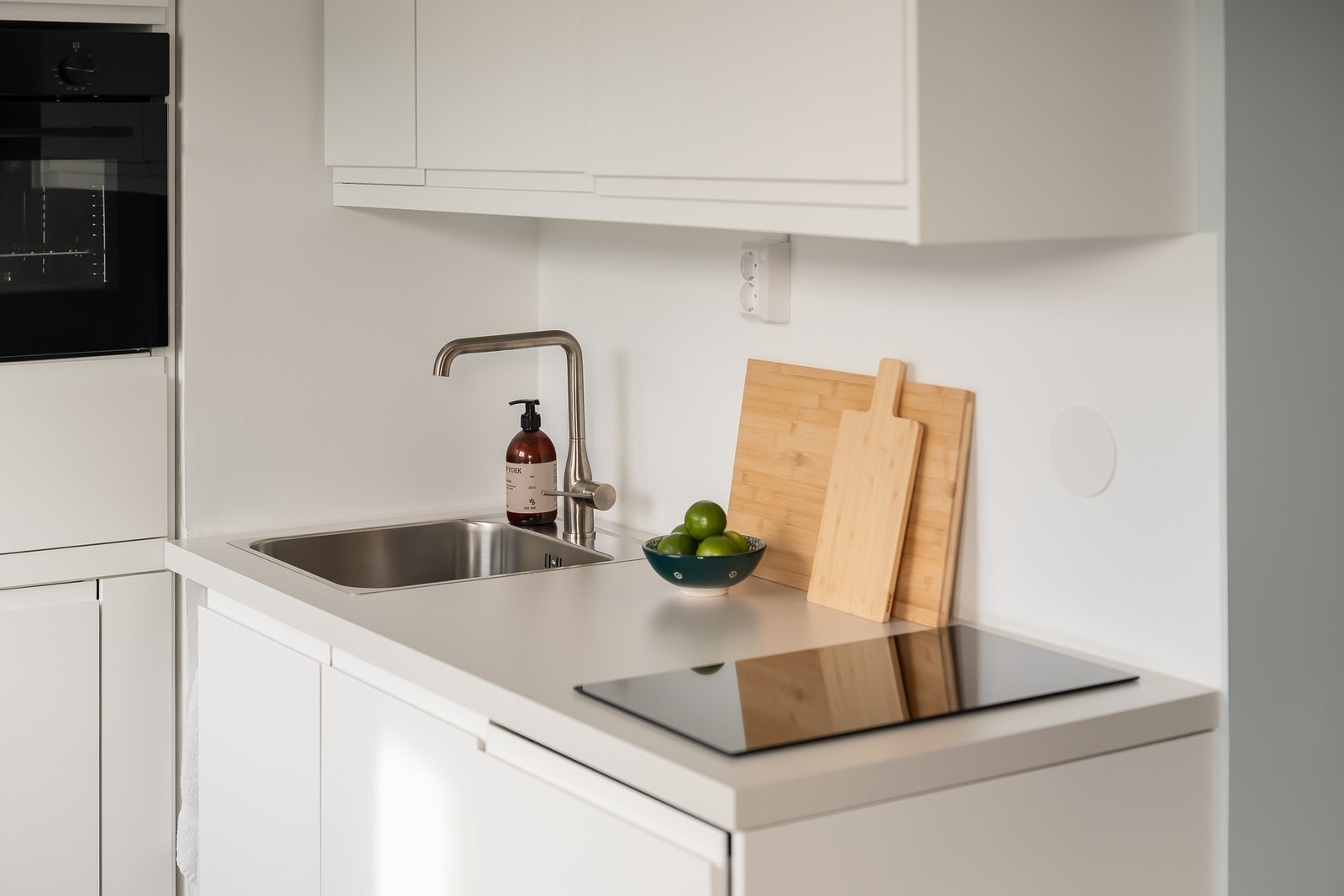 Kjøkkenet er utstyrt med komfyrvakt og vannstoppesystem for økt trygghet. Galleribilde