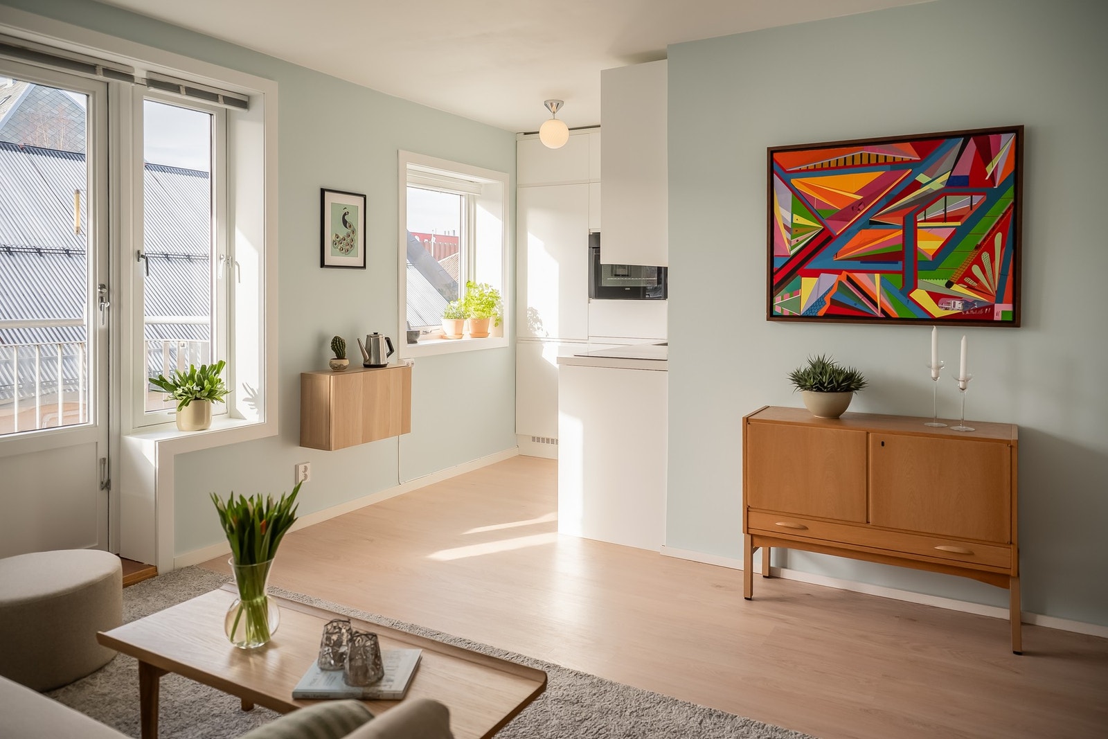 Stuen har rikelig med dagslys som skaper en lun og trivelig atmosfære. Galleribilde