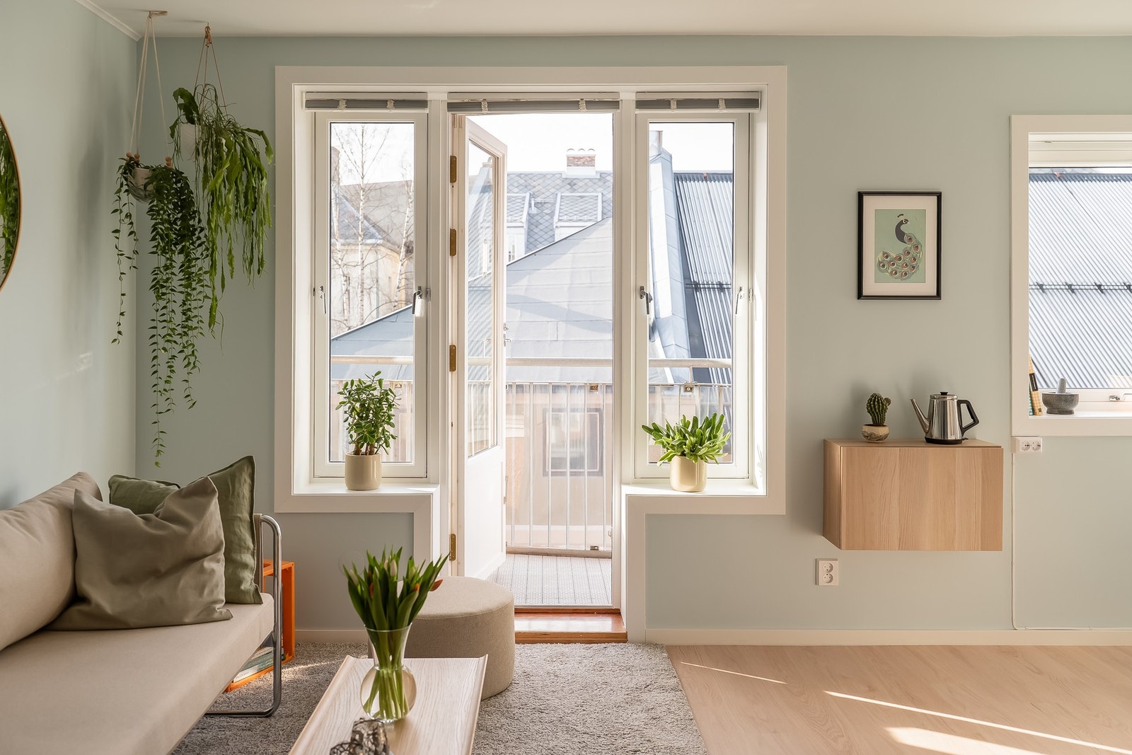 Velkommen til en lys og tiltalende 2-roms med glimrende beliggenhet midt i hjertet av Trondheim sentrum. Galleribilde