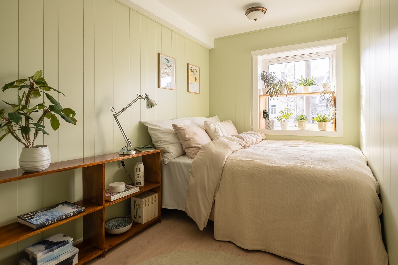 Soverommet har et areal på hele 9 kvm. Her er det byttet gulv og malt i 2026. Galleribilde