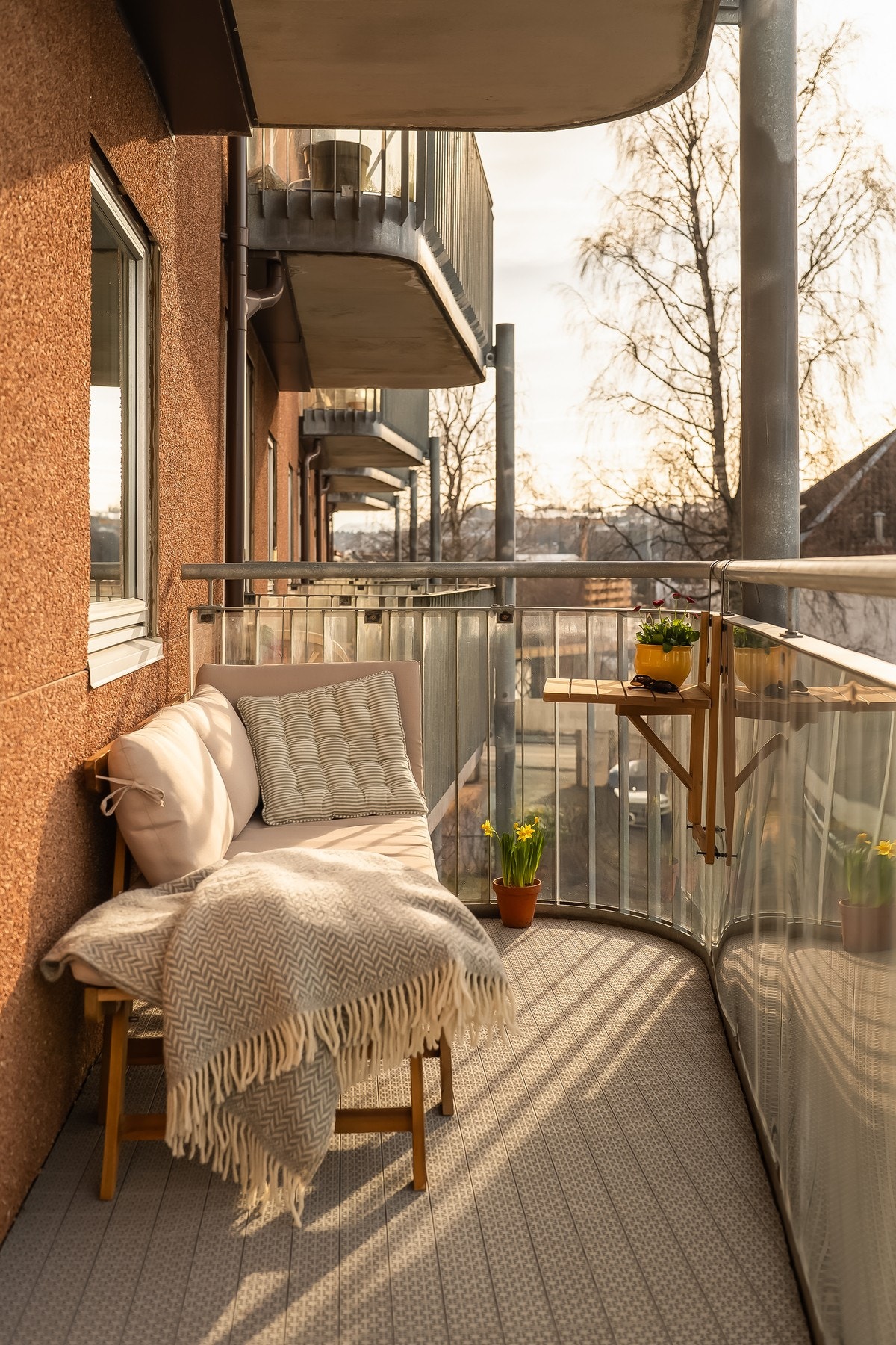 Balkongen ligger vestvendt og har flotte solforhold fra tidlig formiddag og til kveld midt på sommeren. Galleribilde