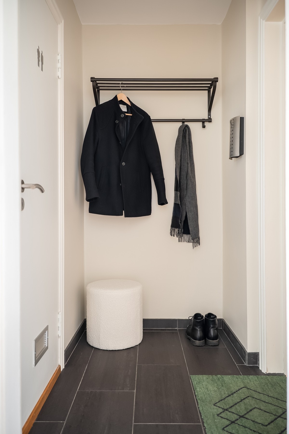 Lyst og pent inngangsparti hvor man har bra med plass for oppbevaring av klær og sko. Galleribilde