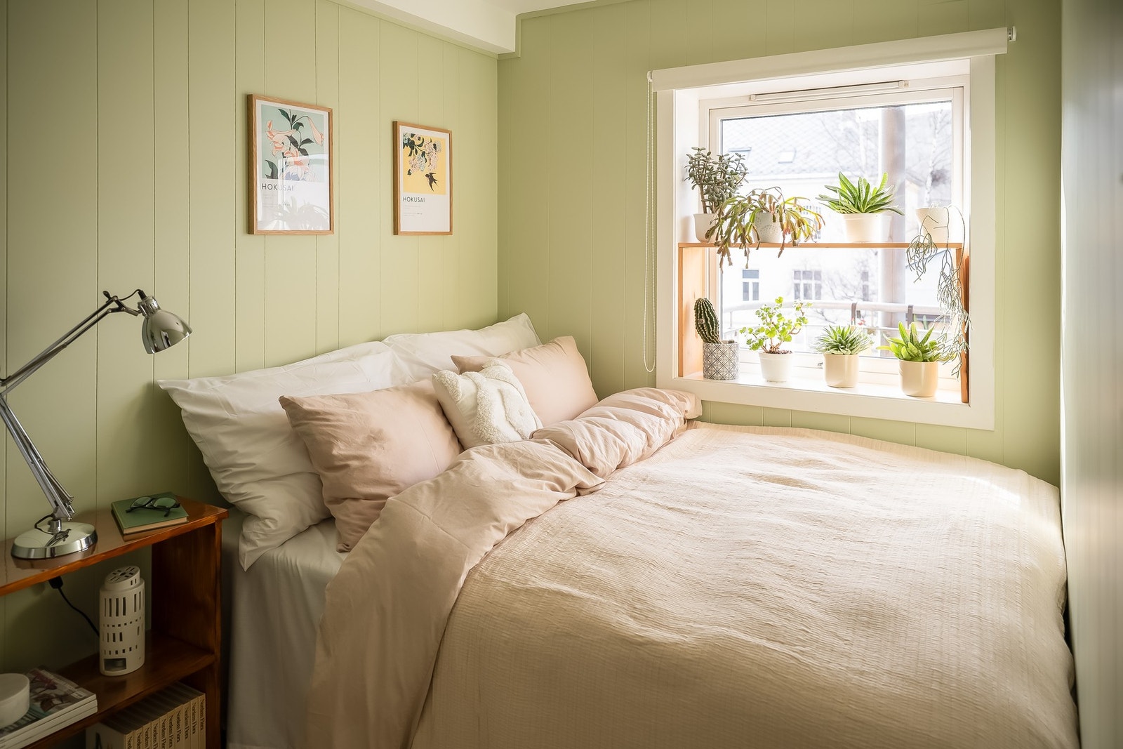 God plass til dobbeltseng og tilhørende møblement. Galleribilde