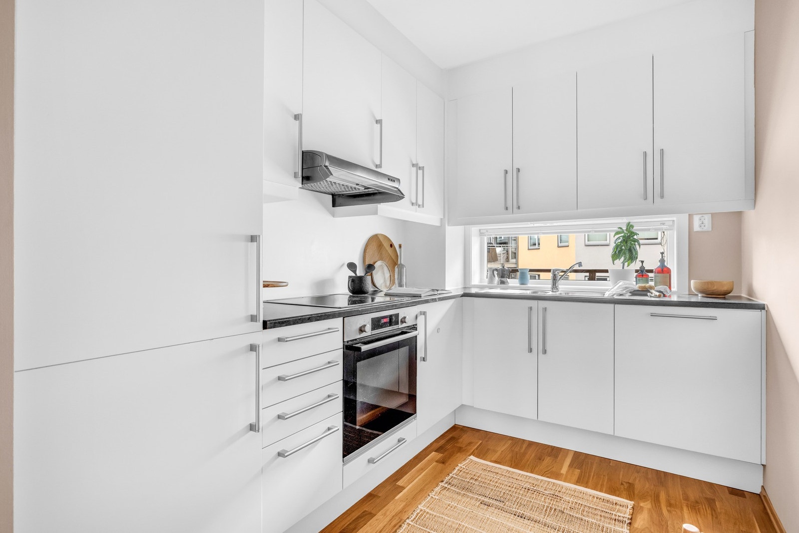 Stilrent kjøkken med slette fronter, laminat benkeplate og godt med skapplass Galleribilde