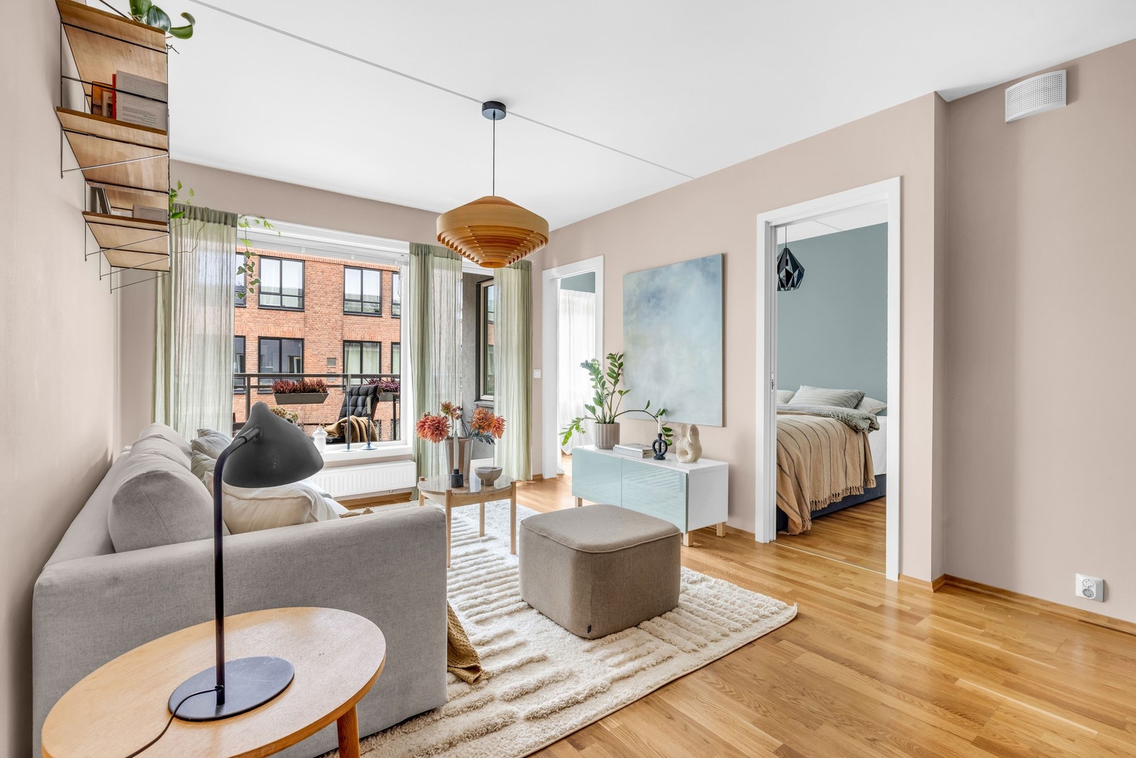 I stuen er det god plass til en hyggelig sofagruppe og tilhørende møblement Galleribilde