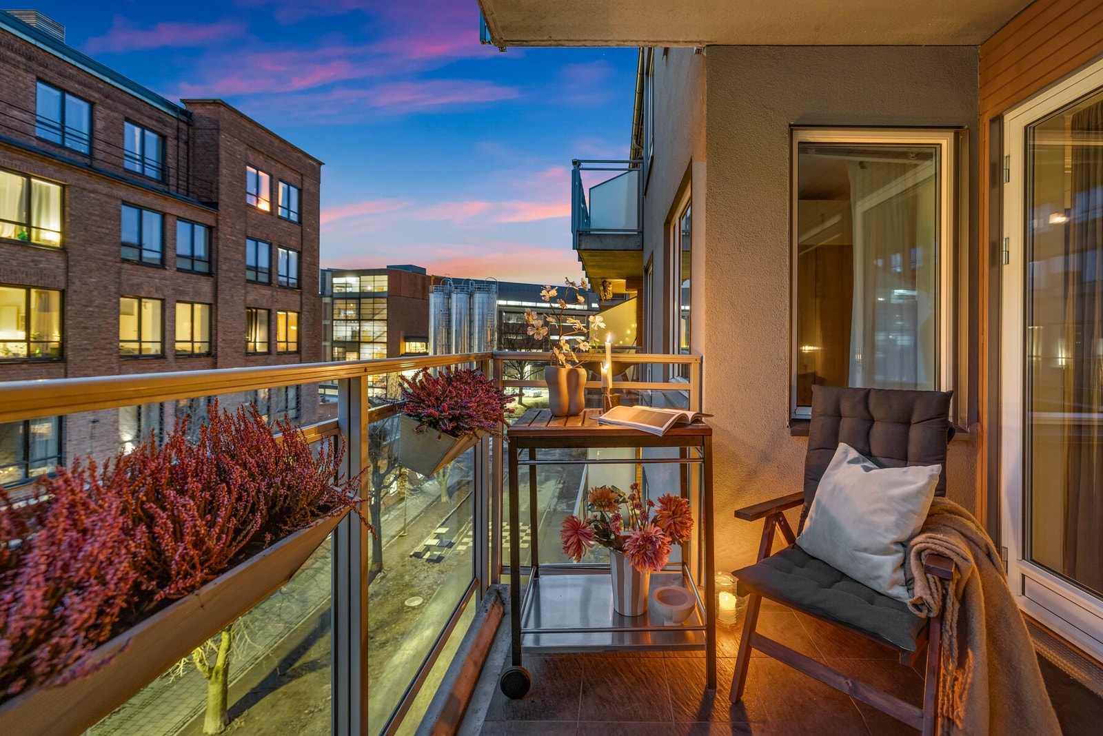 Balkongen er sørvest-vendt og har gode solforhold Galleribilde