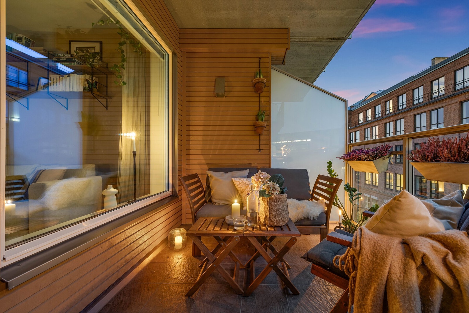 Det er god plass til ønsket utemøbler og grill på balkongen Galleribilde