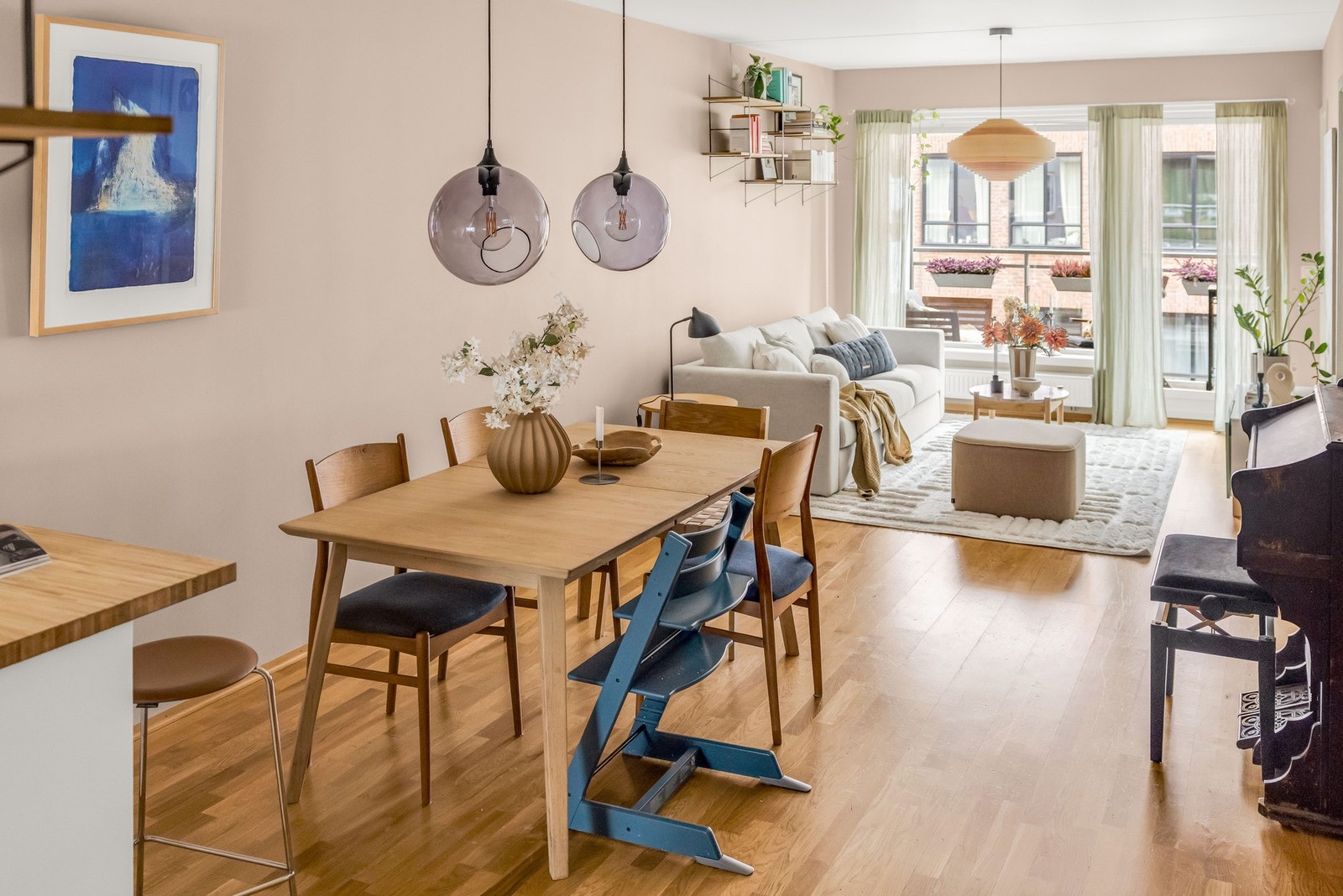 I tilknytning til kjøkkenet er det god plass spisestue Galleribilde