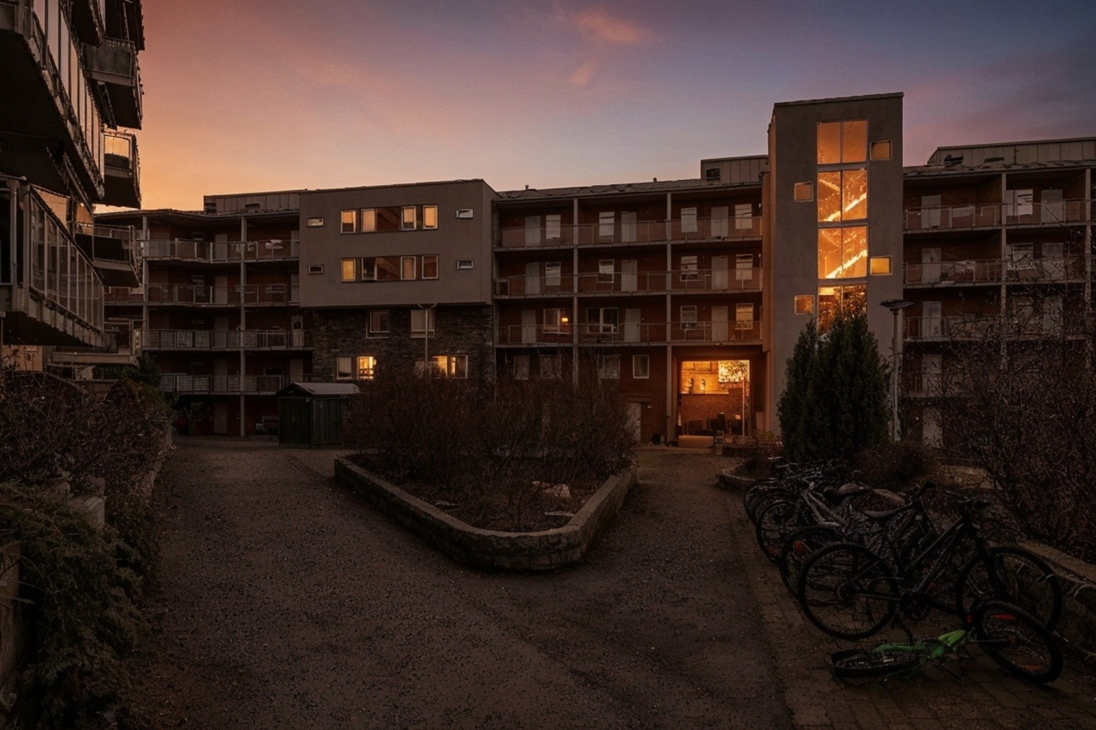 Hyggelig bakgård med masse boltreplass for de små Galleribilde