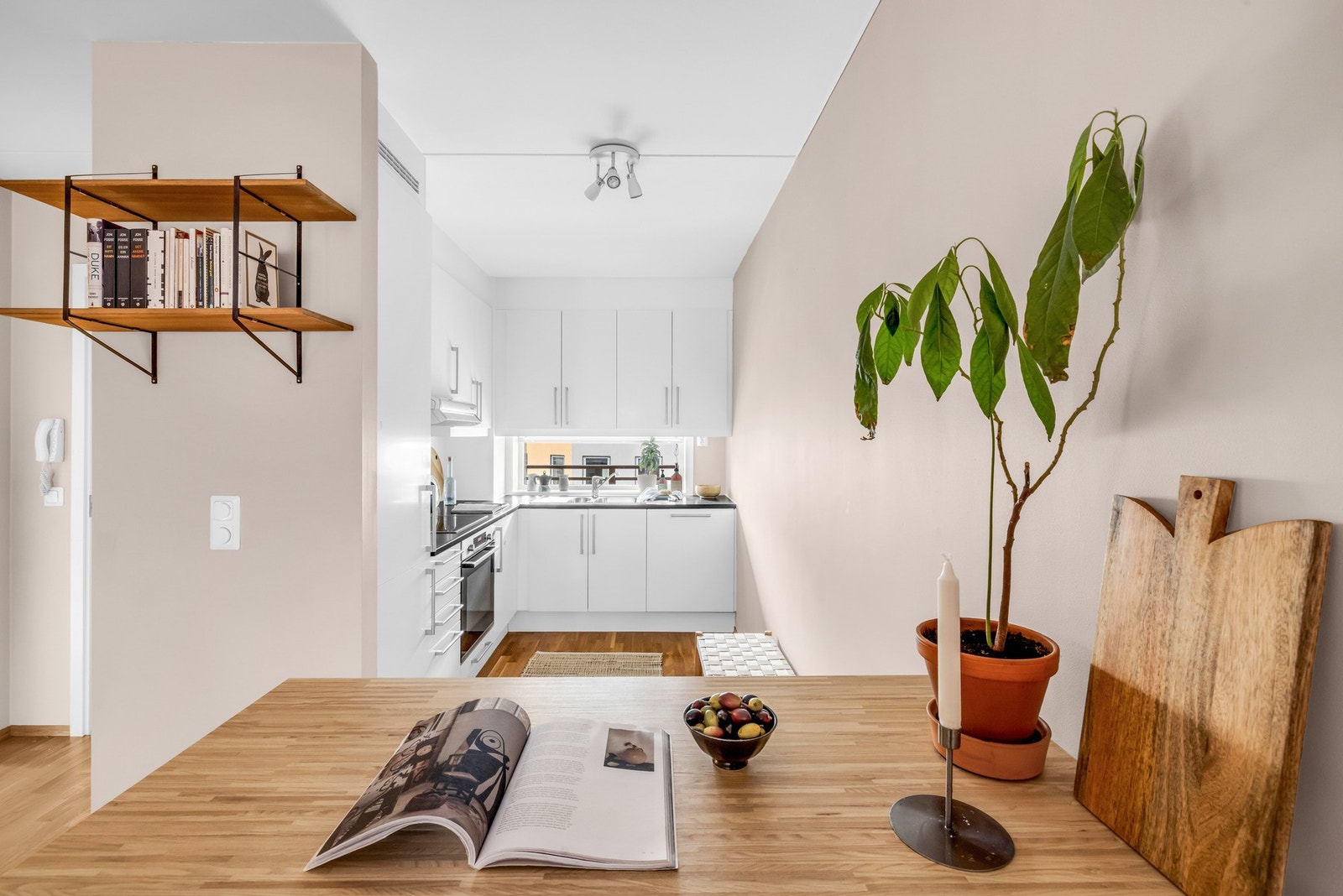 Kjøkkenet har integrerte hvitevarer som kjøleskap, platetopp, stekeovn og oppvaskmaskin Galleribilde