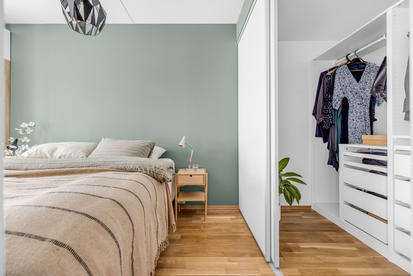 Stor garderobeløsning med masse plass Galleribilde