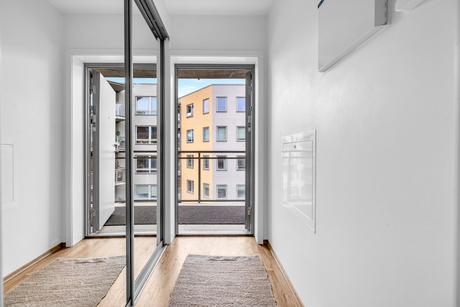 I entréen finner du et romslig garderobeskap med skyvedører Galleribilde