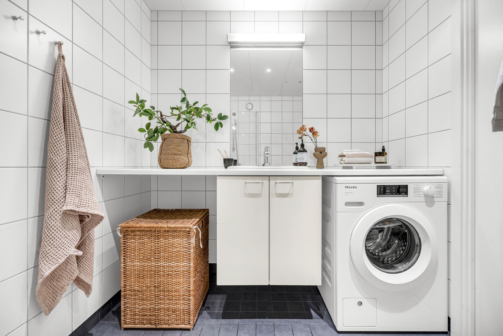 Pent flislagt bad med varmekabler i gulvet og downlights i himlingen Galleribilde