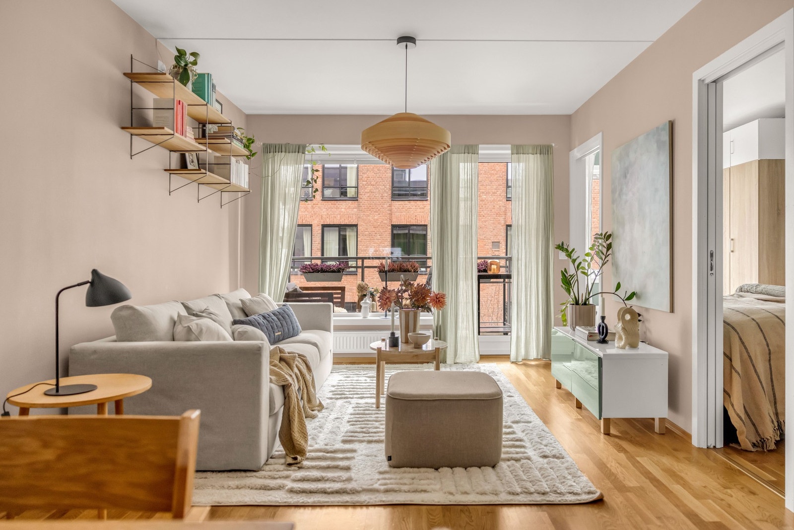 Fra stuen er det utgang til solrik balkong som blir en fin forlengelse på varme dager Galleribilde