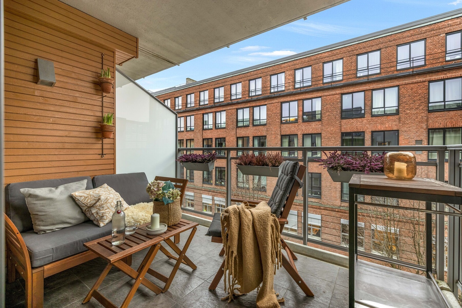 Herlig balkong på ca. 7m² med flislagt dekke Galleribilde