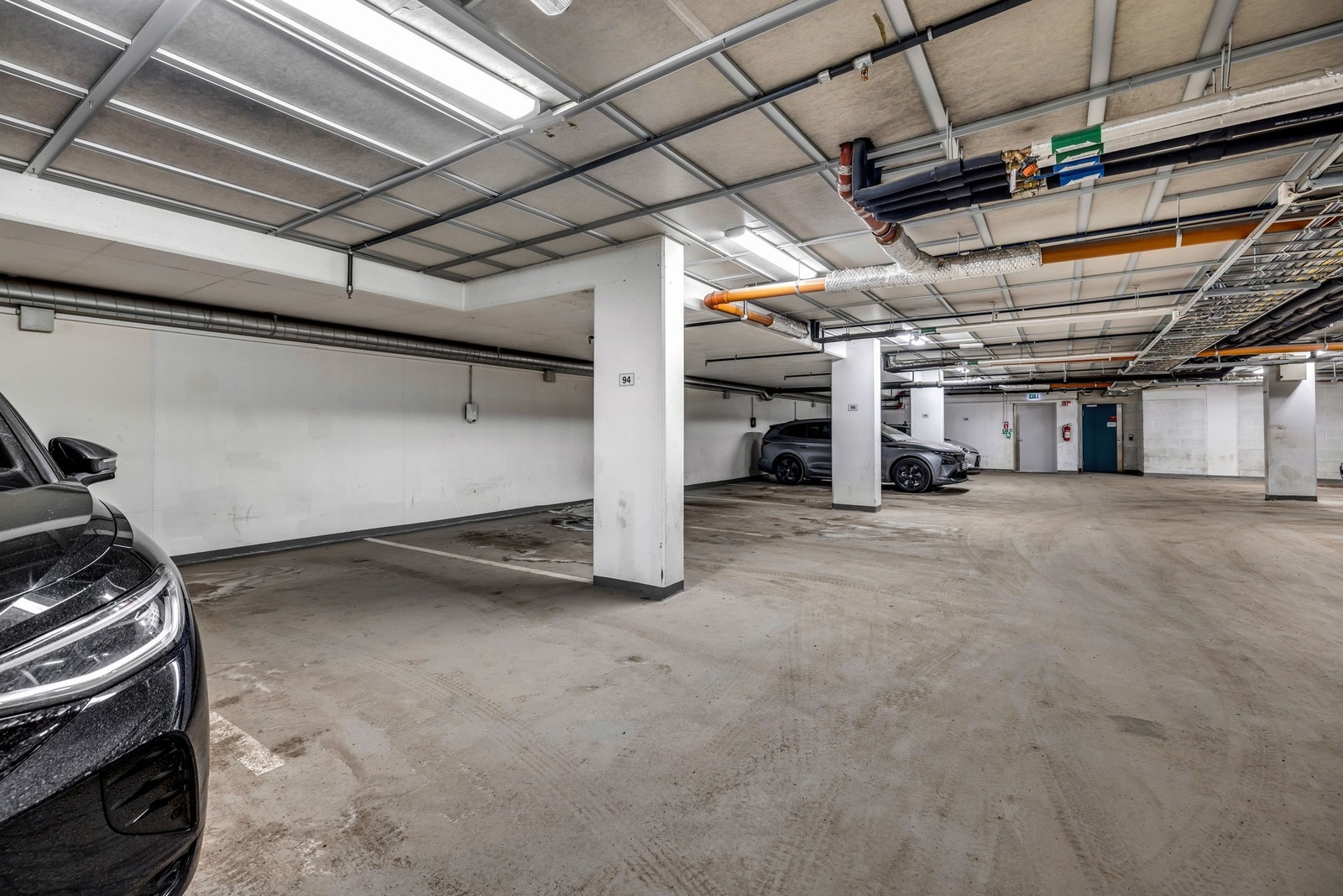 Det medfølger egen garasjeplass med muligheter for el-billader Galleribilde