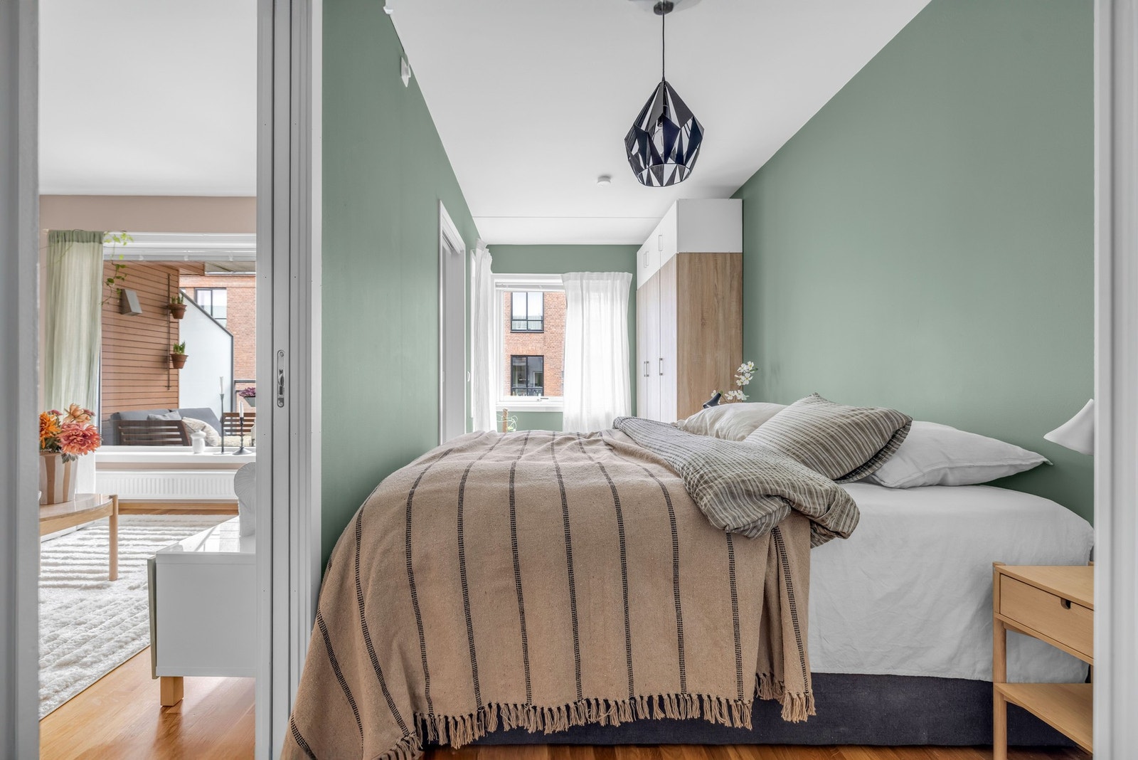 Soverommet er praktisk med en inngang på hver side av sengen Galleribilde