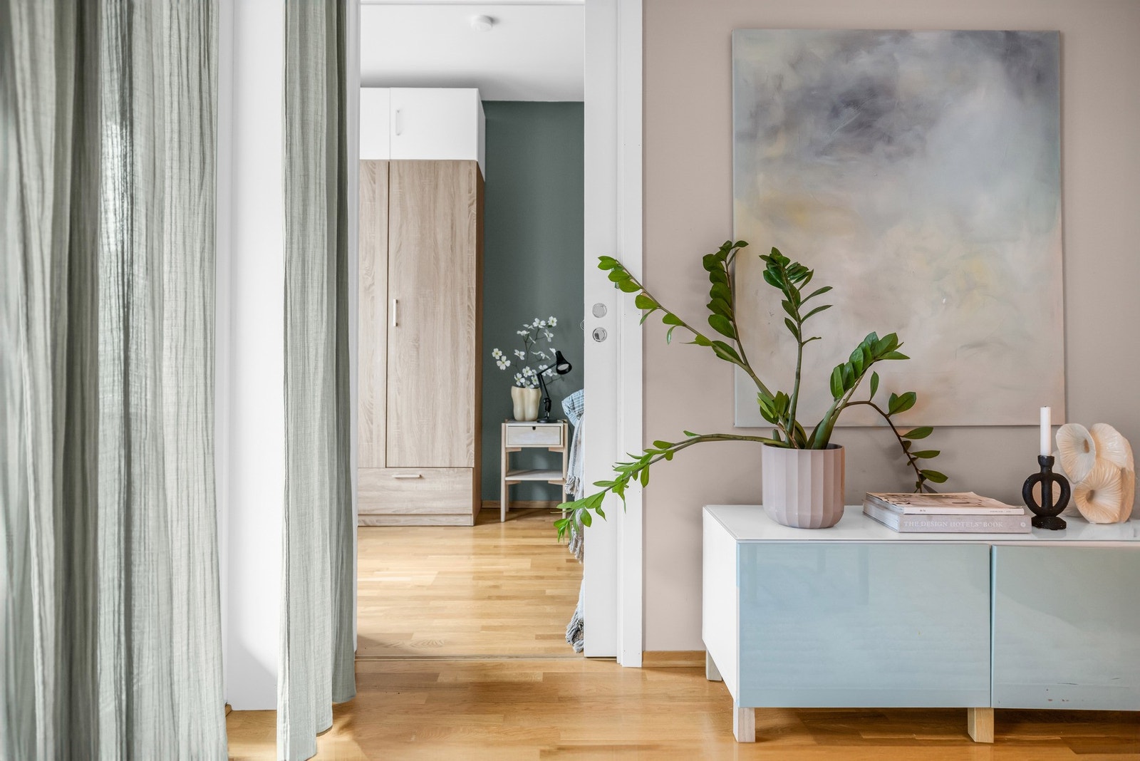 I tilknytning til stuen finner du hovedsoverommet Galleribilde