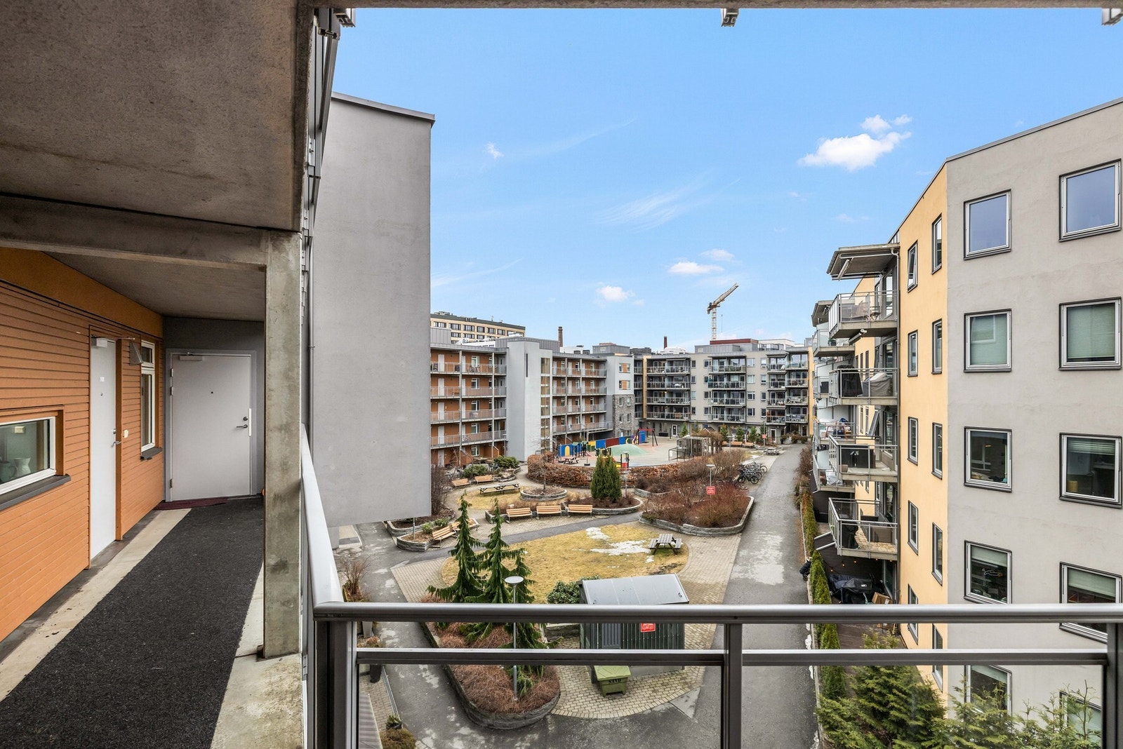 Svalgang med utsyn mot bakgården Galleribilde