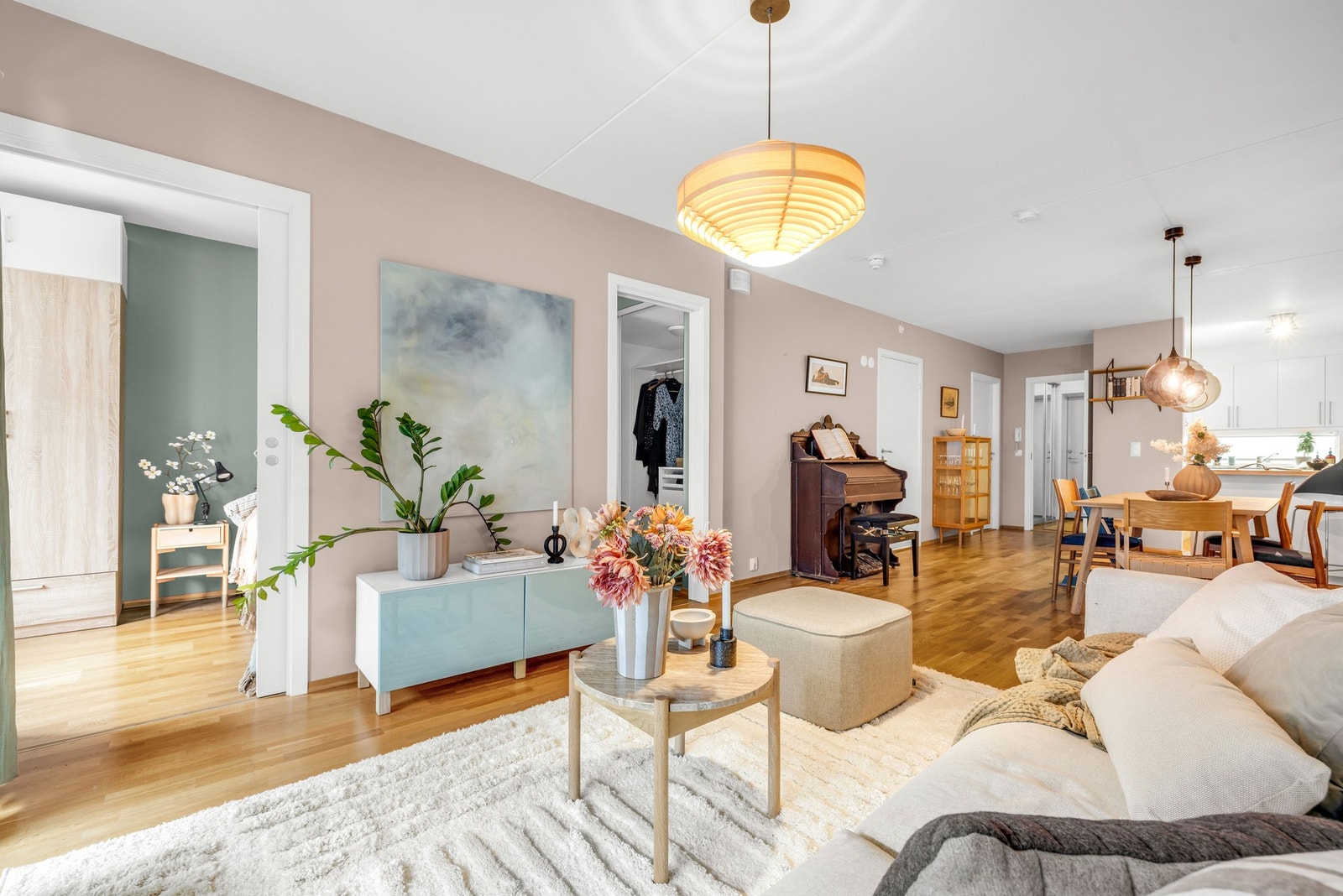 Overflatene er malt i tidsriktige farger og gulvet er belagt med en klassisk 3-stavs eikeparkett Galleribilde