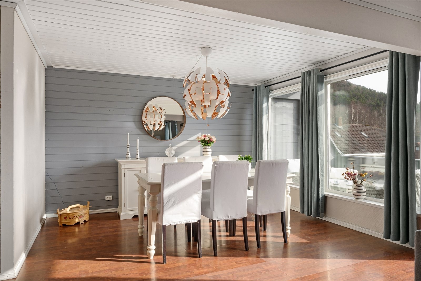 Det er god plass til et spisebord, perfekt for både hverdag og gjester. Galleribilde