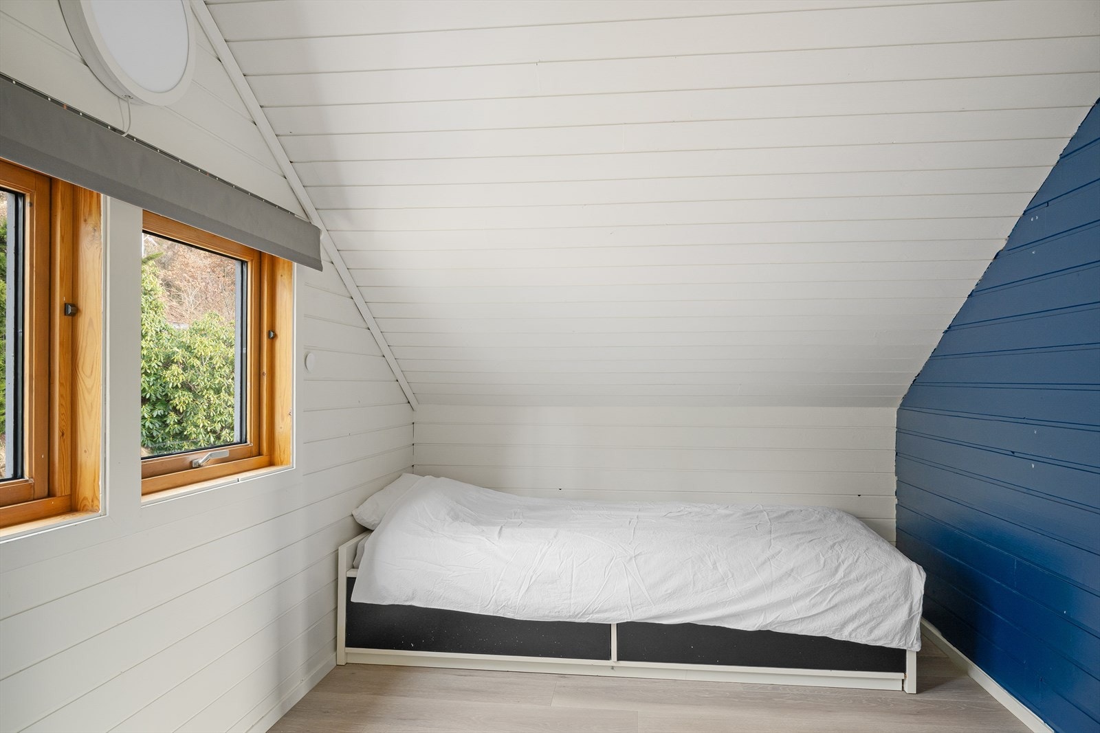 I tillegg har selger brukt den andre delen av loftet til et ekstra soverom. (Ikke godkjent til varig opphold, les mer under innhold) Galleribilde