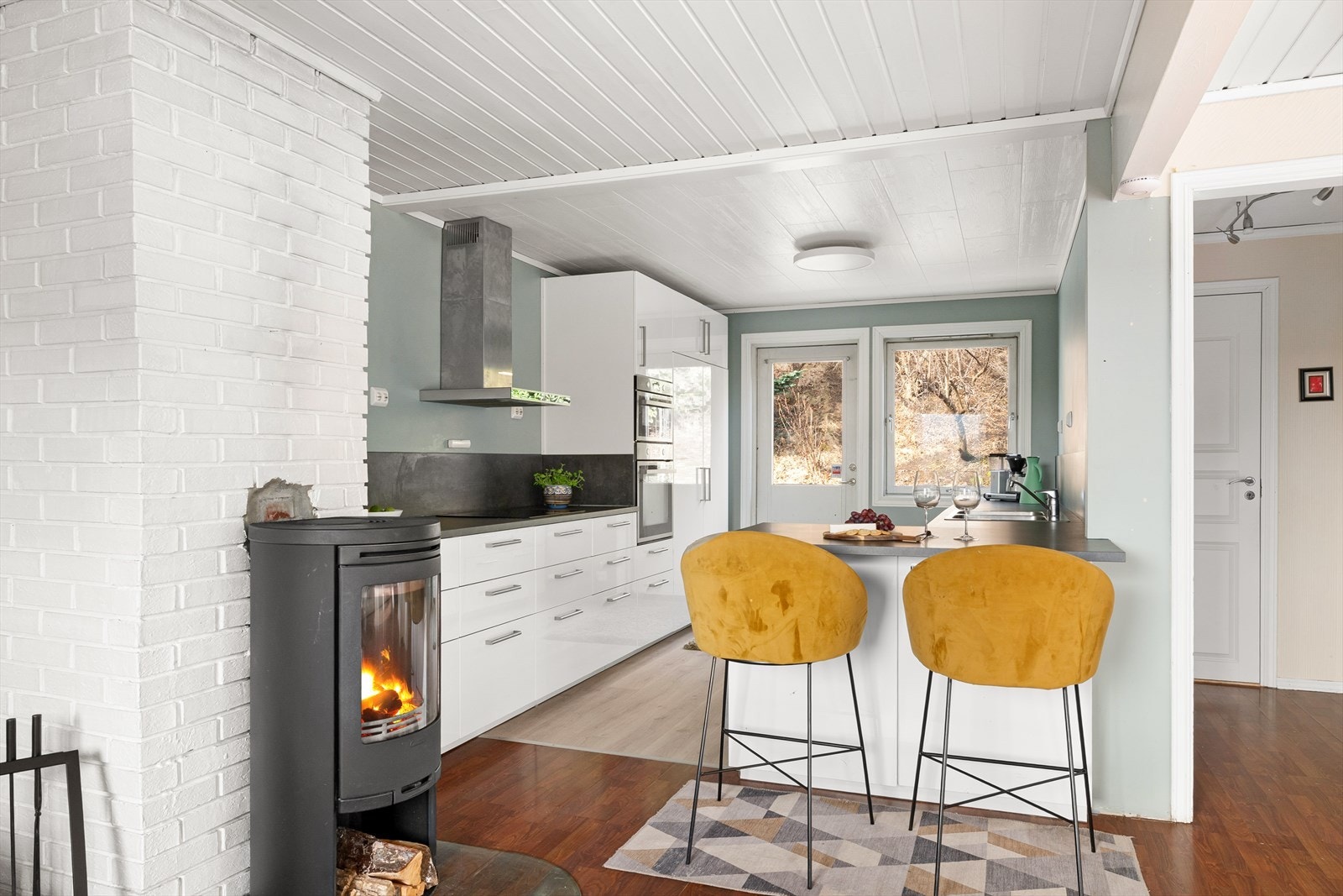 Dette er en enebolig med svært gode plassforhold, beliggende i et etablert, rolig og barnevennlig boligområde. Galleribilde