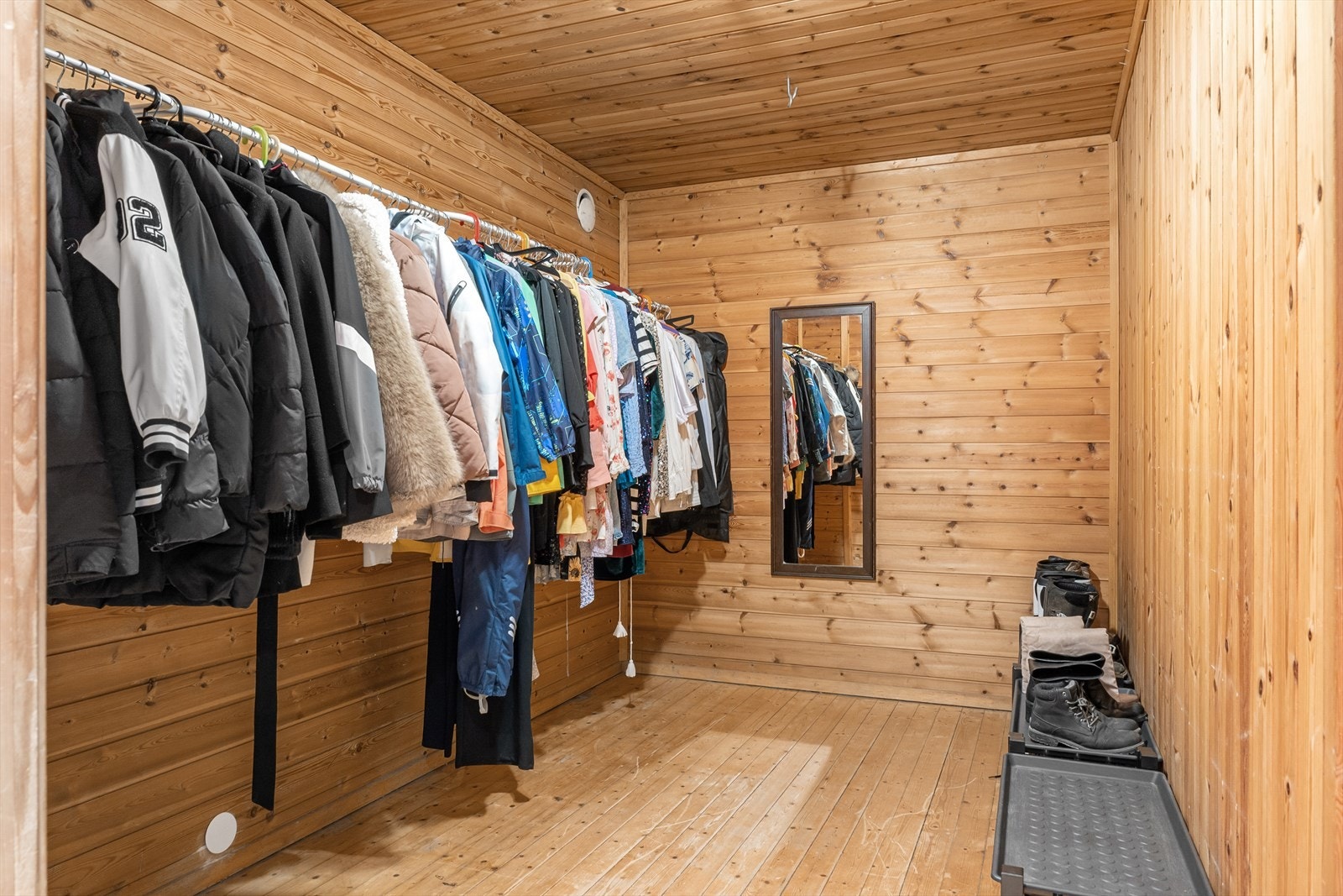 Stor bod, perfekt for ekstra lagring eller oppbevaring av klær. Galleribilde