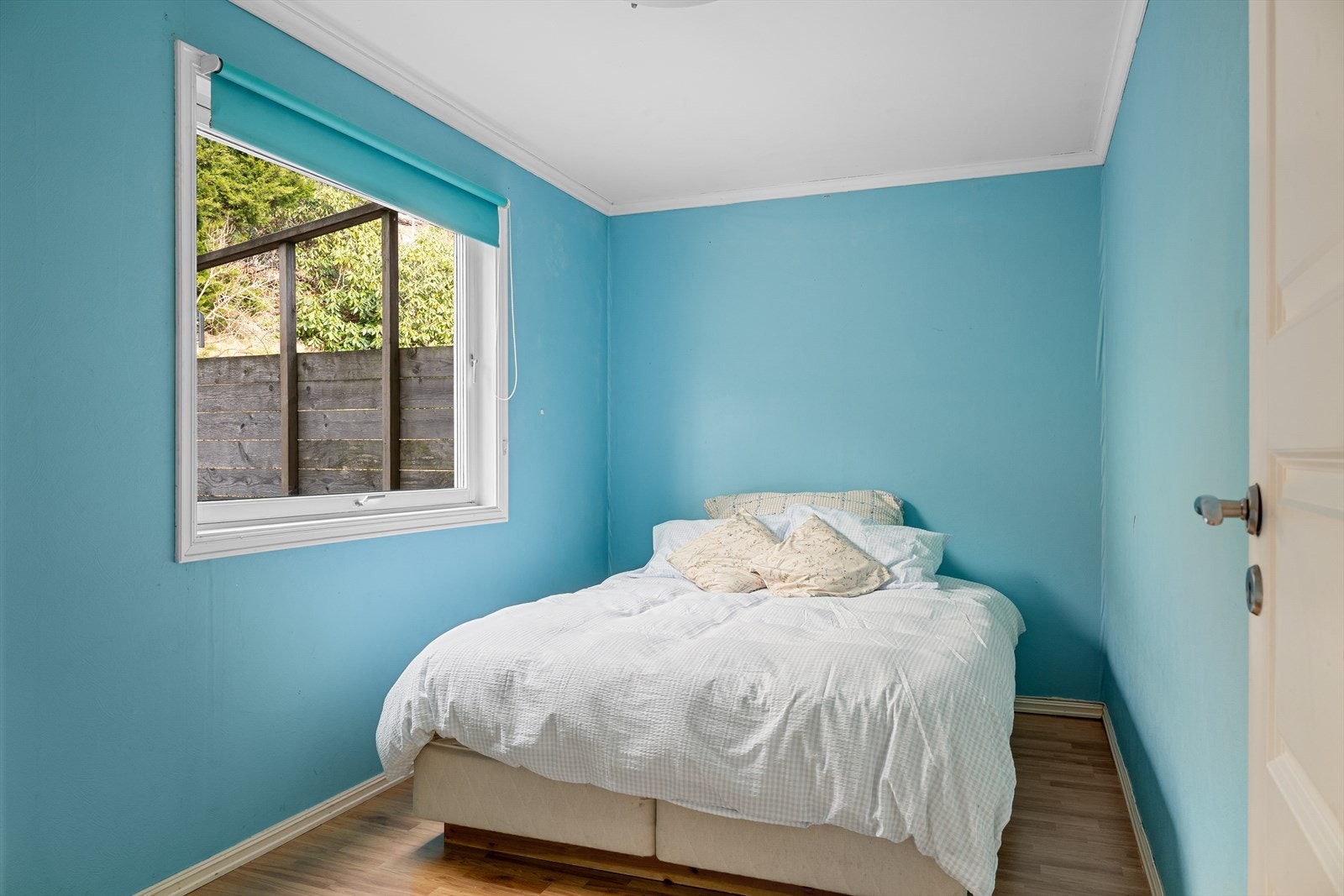 I 2 etasje finner du også hovedsoverommet, som er romslig og har plass til garderobe og andre oppbevaringsmøbler som gir rikelig med lagringsplass for klær og personlige eiendeler. Galleribilde