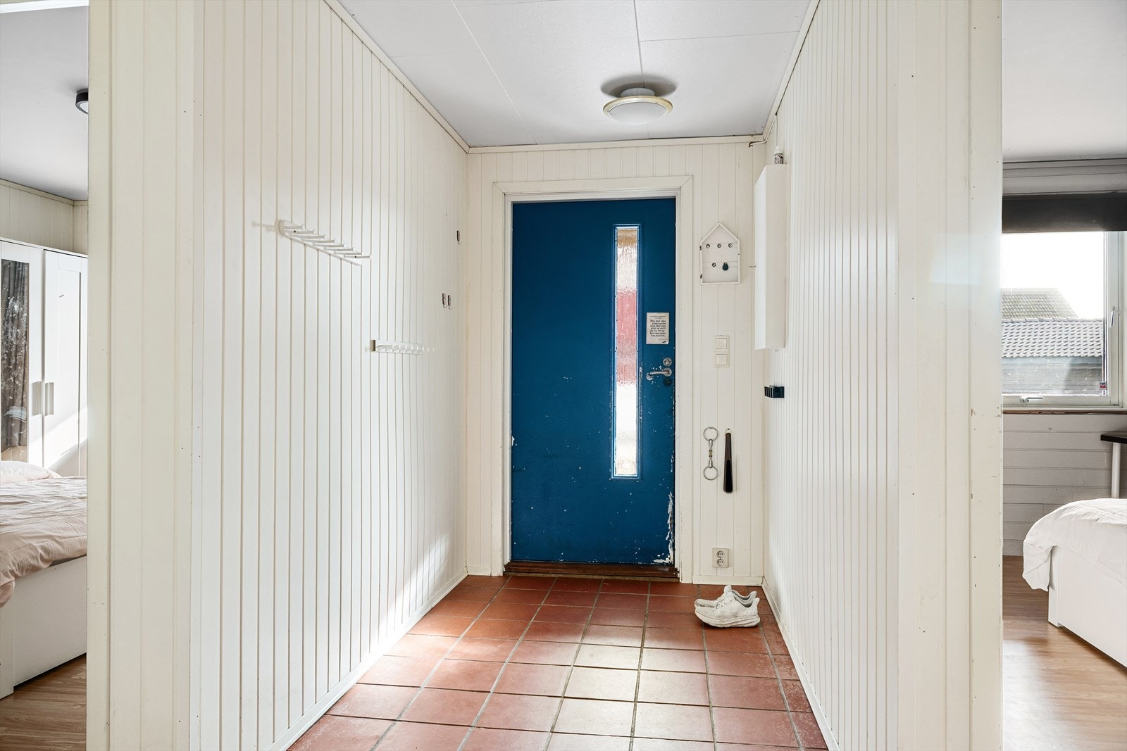 Det første du møter er en entré med flislagt gulv, som skaper en praktisk inngangssone. Galleribilde