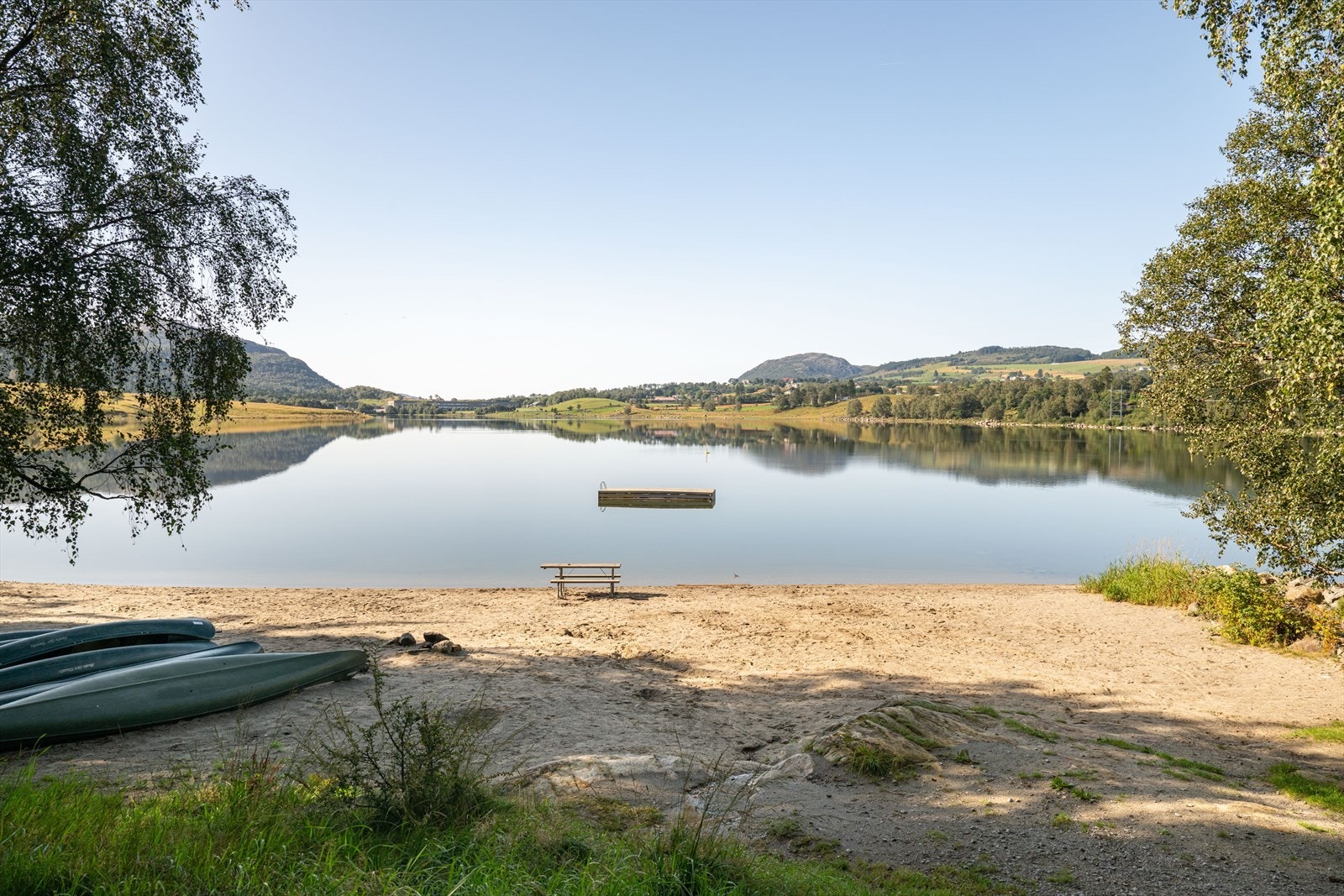 Den flotte beliggenheten gir kort avstand til sjø og strand. På få minutter er du nede ved Frøylandsstranda, hvor du kan nyte piknik, strandliv og sosiale sammenkomster med familie og venner. Galleribilde