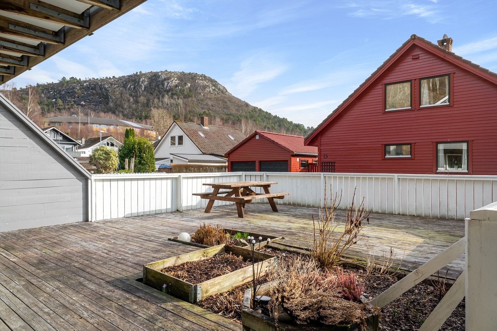 Fra inngangsetasjen er det adkomst til en flott terrasse på ca. 59 kvm, den er sørvendt Her kan du opparbeide et fint uteområde med mange muligheter. Galleribilde