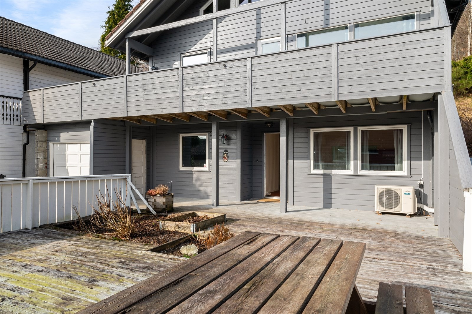 Boligen har flere store uteplasser med gode solforhold. Galleribilde