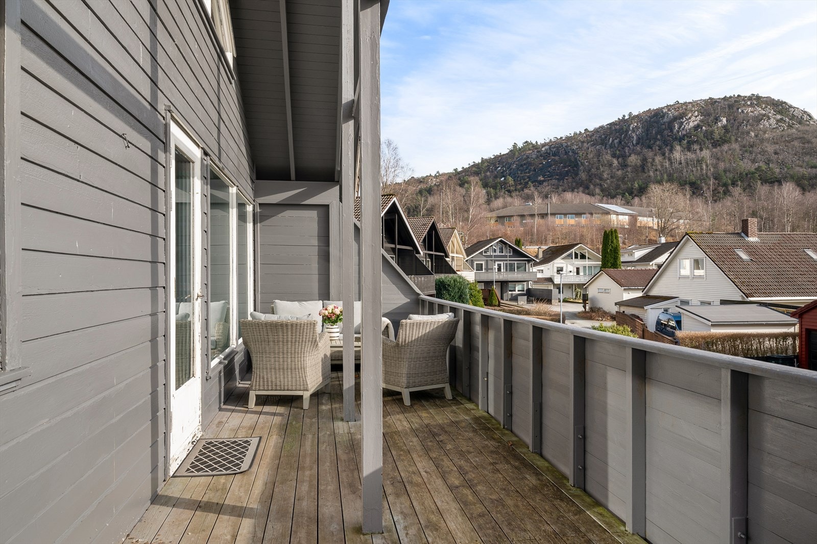 Eiendommen har et romslig uteområde med flere muligheter for opparbeidelse av gode uteplasser og rekreasjonsområder. Galleribilde