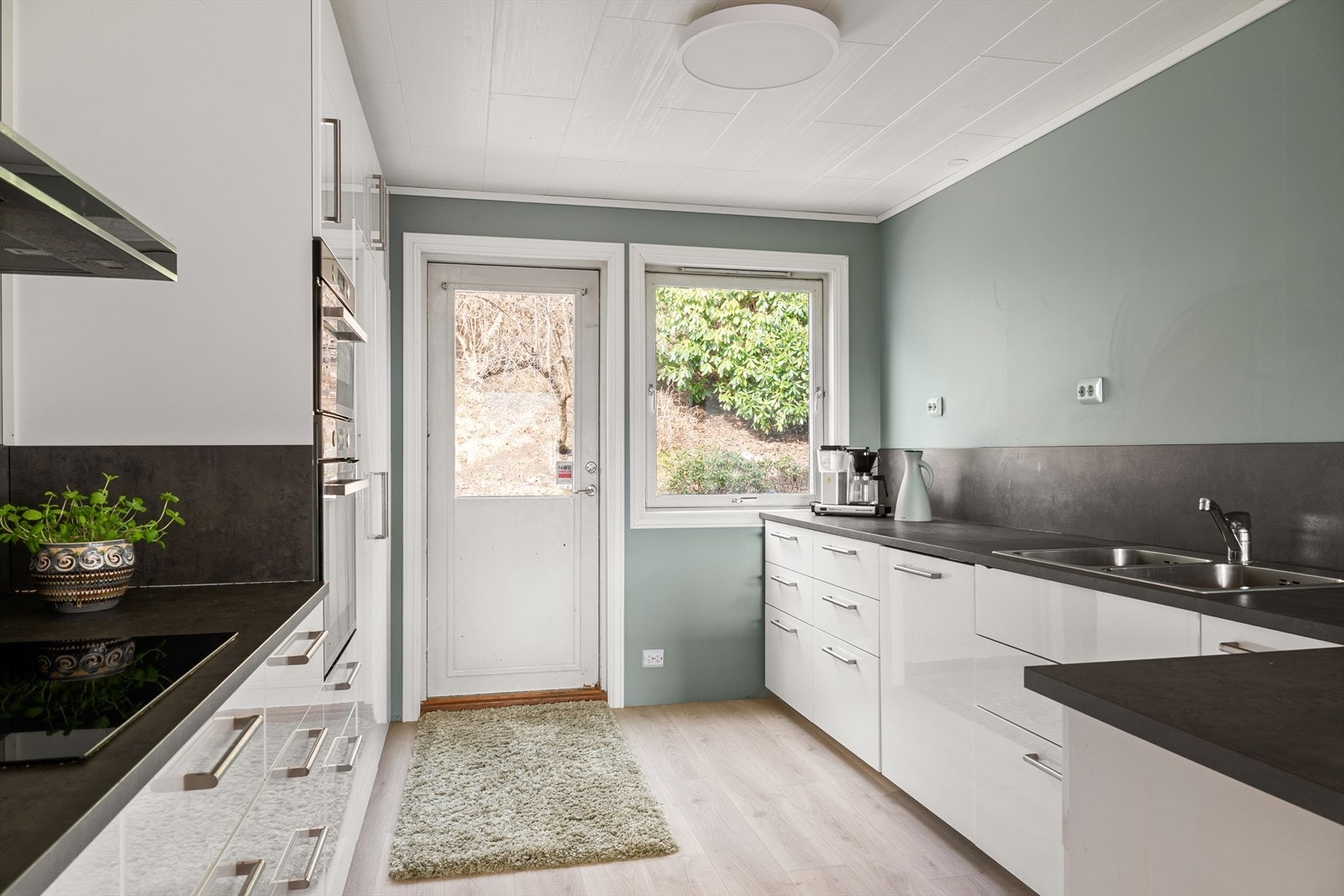 Fra kjøkkenet har man direkte adkomst til boligens andre uteområde. Galleribilde